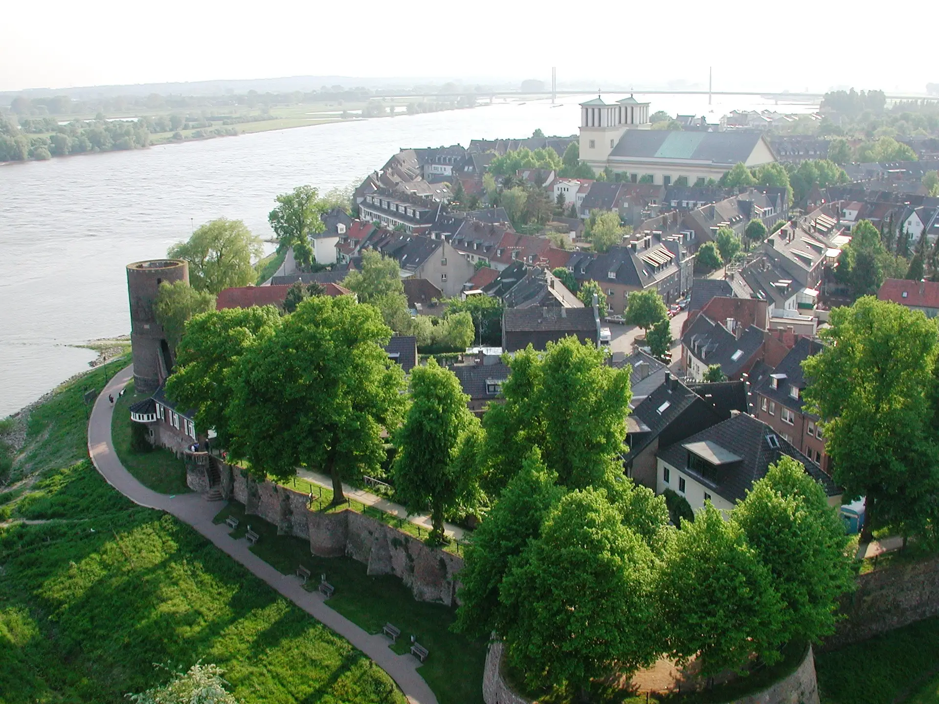 Neutral dargestelltes Foto einer Person oder Personen bei einer Stadtführung in Rees; genaue Details sind aus der Bildunterschrift nicht ableitbar.