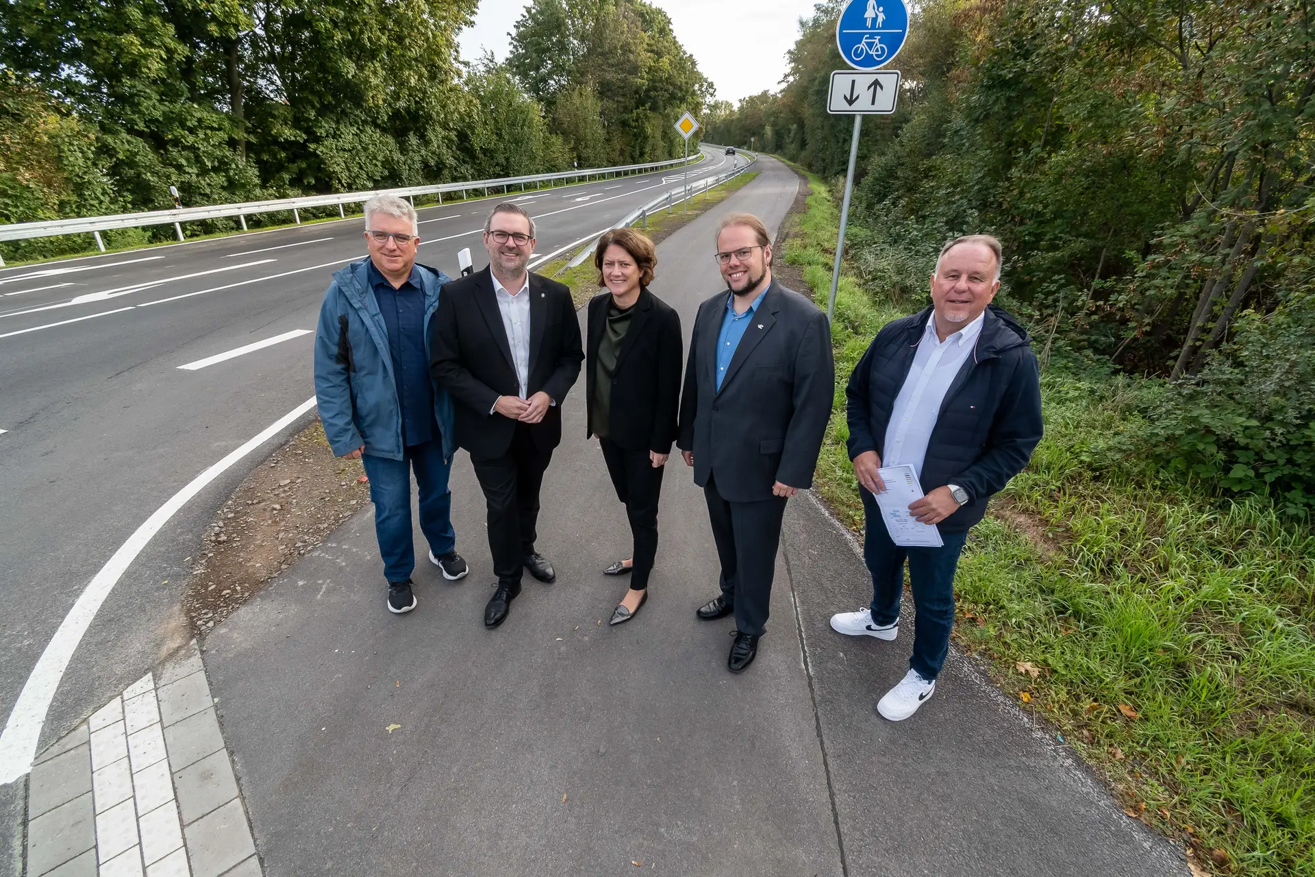 Landrätin Katharina Reinhold steht bei einem Ortstermin in Dormagen-Horrem mit Christoph Kurth, Bürgermeister Erik Lierenfeld, Kreisdezernent Gregor Küpper und Arnd Ludwig.