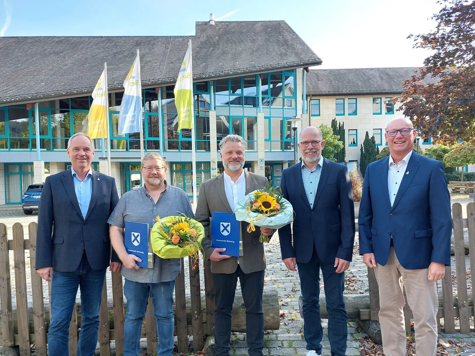 Fünf Männer stehen bei der Einführung der neuen Ortsheimatpfleger nebeneinander.