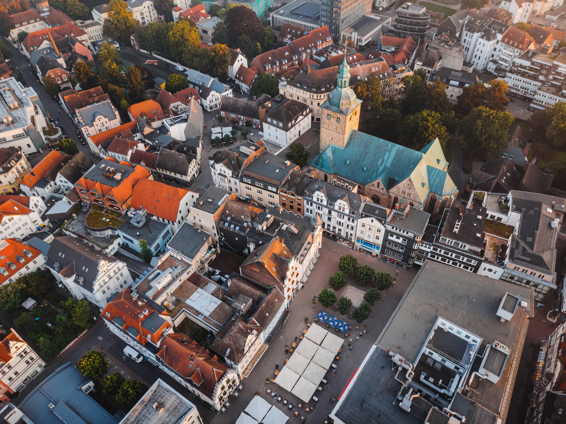 Passanten bei einem Stadtspaziergang in der Altstadt von Recklinghausen im Rahmen einer Veranstaltung der Unteren Denkmalbehörde.